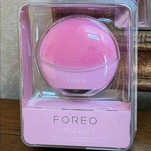 FOREO Luna Mini 3 - A smart facial cleansing massager and skincare devise. Pink.